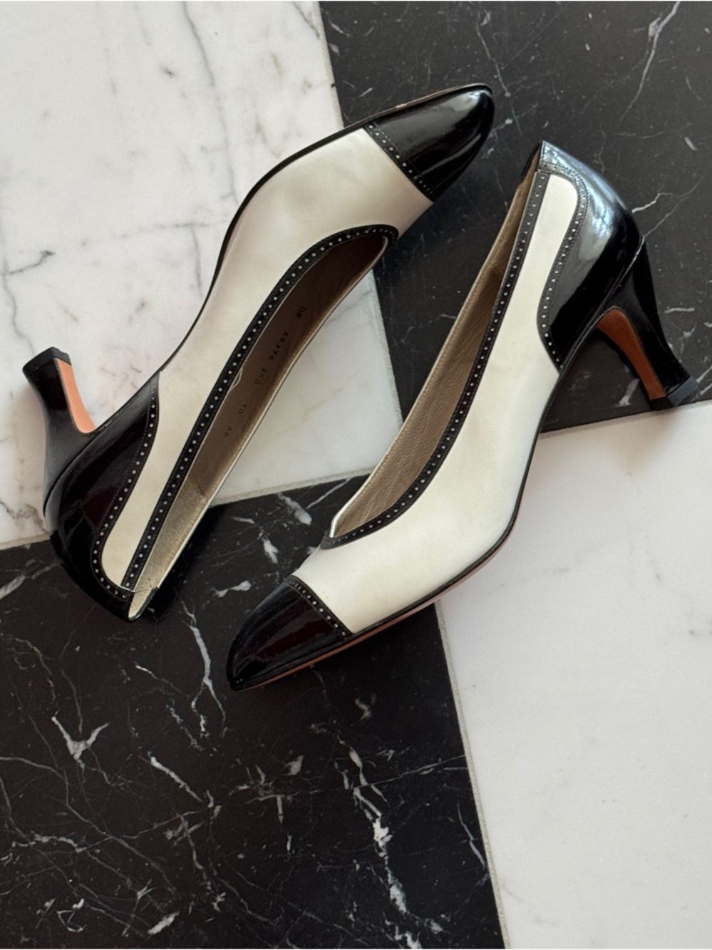 NEW Salvatore Ferragamo Vintage SPECTATOR Pumps Black White 10 AA Extra Narrow - Picture 7 of 16